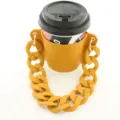 Custodia per tazza di caffè in pelle PU gialla con manico a catena spessa, supporto isolato. - Curcuma