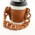 Porta tazza in ecopelle marrone con manico a catena spessa, supporto isolato per caffè portatile. - Marrone