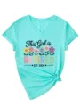 Vista dettagliata della t-shirt turchese con scollo a V e stampa grafica di pensionamento. - Taglia S / Top / blu profondo