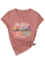 Vista dettagliata della t-shirt donna scollo a V manica corta con grafica floreale. - Taglia S / Top / Oro Rosa (Stampa Bianca)