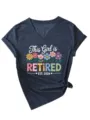 Maglietta grafica da donna a maniche corte con collo a V, slogan pensione e stampa floreale. - Taglia S / Top / Blu Navy