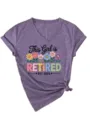Vista dettagliata della t-shirt viola con scollo a V, risvolti e simpatica stampa. - Taglia S / Top / Viola (Stampa nera)