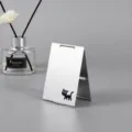 Kompakter klappbarer Metall-Schminkspiegel mit süßem schwarzem Katzenmotiv für Schreibtisch. - Katzenmuster / Klein 10x7cm / Silber