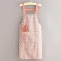 Delantal de cocina de lona elegante con patrón geométrico y bolsillo práctico para mujer. - Delantal Tirantes Bolsillos Orejas Geométrico / Rosa