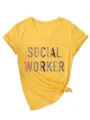 Dames V-hals korte mouw casual T-shirt met Social Worker print en knoopzoom stijlvak. - S / Tops / Geel