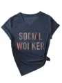 Gedetailleerd overzicht van dames V-hals korte mouw t-shirt met panterprint social worker print. - S / Top (3812) / Marineblauw