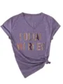 Gedetailleerd overzicht van het paarse V-hals t-shirt met sociale werker luipaardprint. - S / Tops / Paars