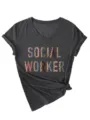 Detailopname van donkergrijs v-hals t-shirt met luipaardprint social worker tekst. - S / Tops / donkergrijs