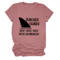 Comfortabel casual dames korte mouwen t shirt met grappige leraar haai print voor dagelijks - S / Tops / Rozegoud (Zwart Lettertype)