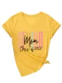 Détail du haut jaune à col V et manches courtes avec nœud tendance et imprimé graphique. - S / Hauts / Jaune