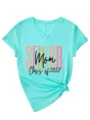Détail d'un t-shirt turquoise à col en V, manches courtes, imprimé frontal et nœud. - S / Hauts / Bleu Eau Profonde