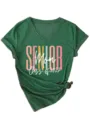 T-shirt vert foncé à col en V et manches courtes avec motif Senior Mom Class of 2027. - S / Hauts / Vert Vintage