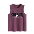 Vue détaillée de l'imprimé graphique avant SOCCER mom sur le débardeur violet pour femme. - Fuchsia