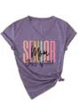 Détail du t-shirt violet chiné à col V et manches courtes avec revers et nœud avant. - S / Hauts / 3812-Violet (Graphique Noir)