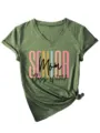 T-shirt femme col V vert olive à manches courtes avec imprimé Senior Mom Class 2027. - S / Hauts / Vert olive