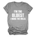 Detailopname van de grijze t-shirt stof met bedrukte letters en grappig ontwerp. - S / Tops / donkergrijs