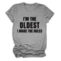 Gedetailleerd aanzicht van het grijze dames t-shirt met korte mouwen en grappige print. - S / Tops / Donkergrijs (Zwart Lettertype)