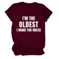 Dames casual bordeauxrode t-shirt met korte mouwen en grappige letterprint, perfect voor dagelijks. - S / Tops / Bordeauxrood
