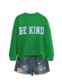 Detailansicht des lässigen grünen Damen Sweatshirts mit blauem floralen BE KIND Textdruck. - S / Oberteile / Grasgrün