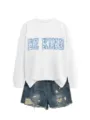 Vista di dettaglio della felpa bianca con stampa floreale blu BE KIND e pantaloncini. - Taglia S / Top / Bianco