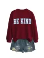 Dettaglio della felpa bordeaux con stampa floreale blu BE KIND e pantaloncini di jeans. - Taglia S / Top / Borgogna