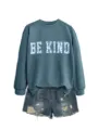 Vista dettagliata della felpa casual da donna con stampa floreale blu abbinata a shorts di jeans. - Taglia S / Top / Blu