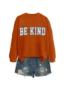 Dettagli della felpa arancione con scritta floreale blu BE KIND e pantaloncini di jeans. - Taglia S / Stile / Completo Felpa Arancione Bruciato