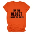 Close-up detail van oranje dames t-shirt met grappige tekstprint en comfortabele ronde hals. - S / Tops / Oranje