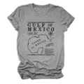 Gedetailleerd overzicht van een grijs dames t-shirt met vintage Golf van Mexico kaartprint. - S / Tops / Donkergrijs (Zwarte bedrukking)