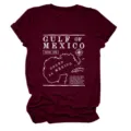 Bordeauxrode dames korte mouwen t-shirt met vintage Golf van Mexico kaart grafische top. - S / Tops / Bordeauxrood