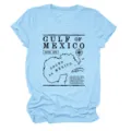 Detailweergave van casual dames t-shirt korte mouw met golf van mexico vintage kaart print - S / Tops / Lichtblauw (Zwarte Letters Meerkleurige Grafiek)