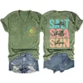 T-shirt casual verde con scollo a V e maniche corte, stampa con lettere da spiaggia e denim short. - Taglia S / Top / Verde oliva