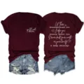 Γυναικείο casual t-shirt με στρογγυλή λαιμόκοψη, κοντό μανίκι και στάμπα, με τζιν σορτς. - S / Tops / Μπορντό (Λευκό Τύπωμα)