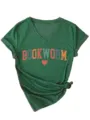 Detailgezicht van donkergroen V-hals T-shirt met boekenworm grafische print en knoop. - S / Tops / Vintage Groen