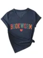 Donkergrijs V-hals t-shirt detail met gekleurde Bookworm print en knoop aan de zijkant. - S / Tops / Marineblauw