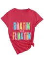 Vue détaillée du t-shirt rouge à col en V, manches courtes, imprimé et à ourlet noué. - S / Hauts / Rouge