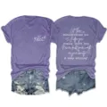 Λεπτομερής όψη του casual μοβ T-shirt κοντού μανικιού με εμπνευσμένο τύπωμα ρητού. - S / Tops / Μωβ
