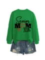 Sweatshirt vert à col rond avec imprimé baseball Senior Mom 2026 associé à un short jean. - S / Hauts / Vert Herbe (Impression Noire)