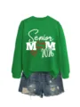 Sweat-shirt vert Senior Mom 2026 associé à un short en jean, vêtement casual de baseball. - S / Hauts / Vert Herbe (Impression Blanche)