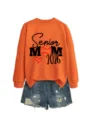 Vue détaillée du sweat-shirt orange senior mom associé à un short en denim élégant. - S / Hauts / Sweat-shirt Orange (Imprimé Noir)