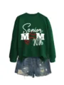Sweat-shirt graphique vert Senior Mom 2026 assorti à un short en jean déchiré détail. - S / Hauts / Vert Foncé (Impression Blanche)