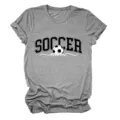 Vue détaillée du t-shirt à manches courtes gris décontracté avec impression maman foot. - S / Hauts / Gris foncé