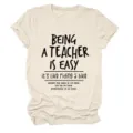 Maglietta casual beige in cotone a maniche corte con stampa citazione insegnante. - Taglia S / Top / Sabbia (Font Nero)