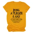 T-shirt donna casual girocollo a manica corta con stampa di lettere da insegnante divertente. - Taglia S / Top / Giallo Senape (Testo Nero)