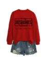 Rotes langarm Sweatshirt kombiniert mit zerrissenen Jeansshorts, lässiges bequemes Damen Herbst Outfit. - S / Oberteile / Rotes Sweatshirt (Schwarze Schrift)