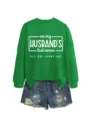 Grüner Pullover mit Buchstaben-Print kombiniert mit modischer Destroyed Jeansshorts. - S / Oberteile / Grasgrün (Weiße Schrift)