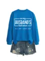 Detailansicht des lässigen blauen Sweatshirts mit lustigem Textdruck und stylischen Jeansshorts. - S / Oberteile / Seeblaues Sweatshirt (Weiße Schrift)