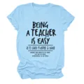 Maglietta casual azzurra a maniche corte da donna, con simpatica stampa con slogan da insegnante. - Taglia S / Top / Blu Chiaro (Font Nero)