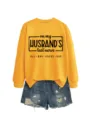 Lässiger gelber Pullover kombiniert mit Destroyed-Denim-Shorts und witzigem Statement-Druck. - S / Oberteile / Gelbes Sweatshirt (Schwarze Schrift)