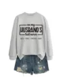 Lässiger grauer langärmliger Rundhals-Pullover mit witzigem Buchstabenprint und Jeansshorts. - S / Oberteile / Rosa Sweatshirt (Schwarze Schrift)